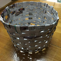 废旧旧报纸手工制作折叠简单实用的纸篮子