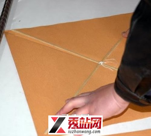 简单纸风筝的制作方法图解 -  www.kejidiy.com