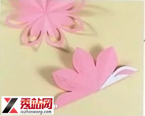 剪纸制作莲花烛台的方法 -  www.kejidiy.com